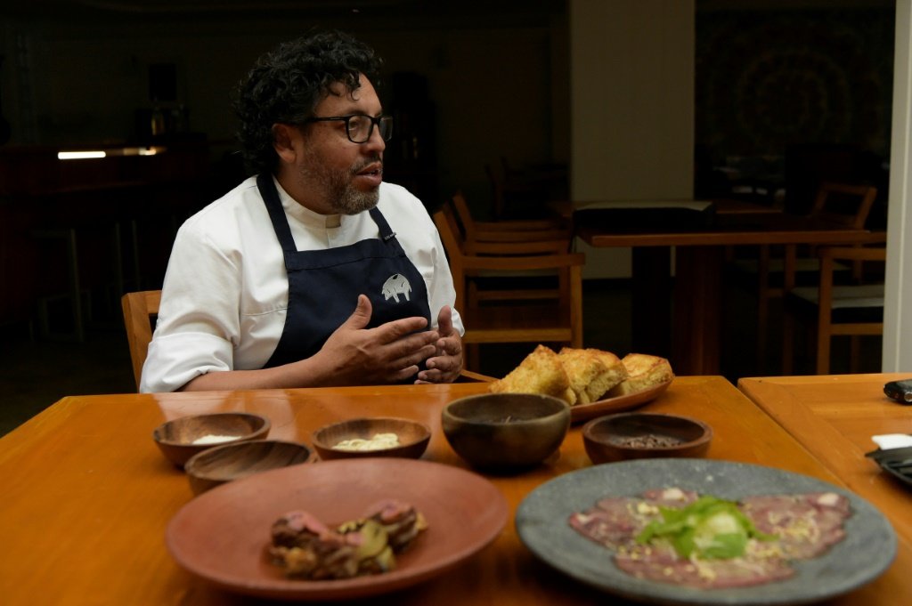 cozinheiro Mauricio Acuña em seu restaurante em Quito