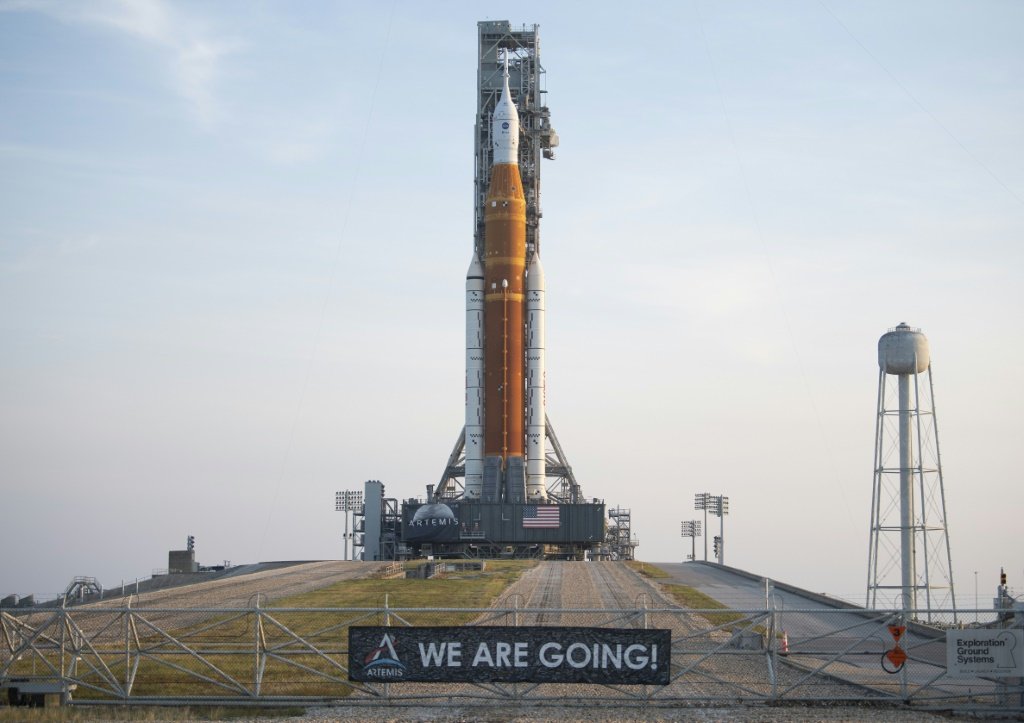 O foguete gigante americano SLS já instalado na plataforma de lançamento 39B em Cabo Canaveral, Flórida (AFP/AFP Photo)