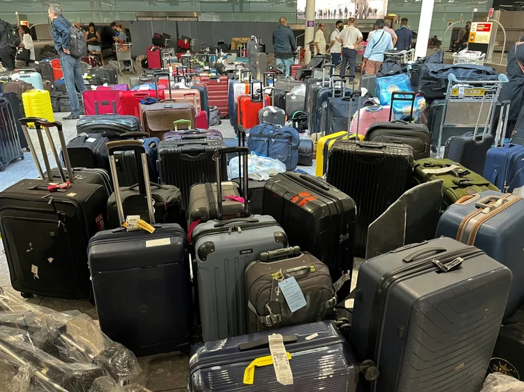 Bagagens se acumulam no aeroporto de Heathrow, oeste de Londres, em julho (AFP/AFP)