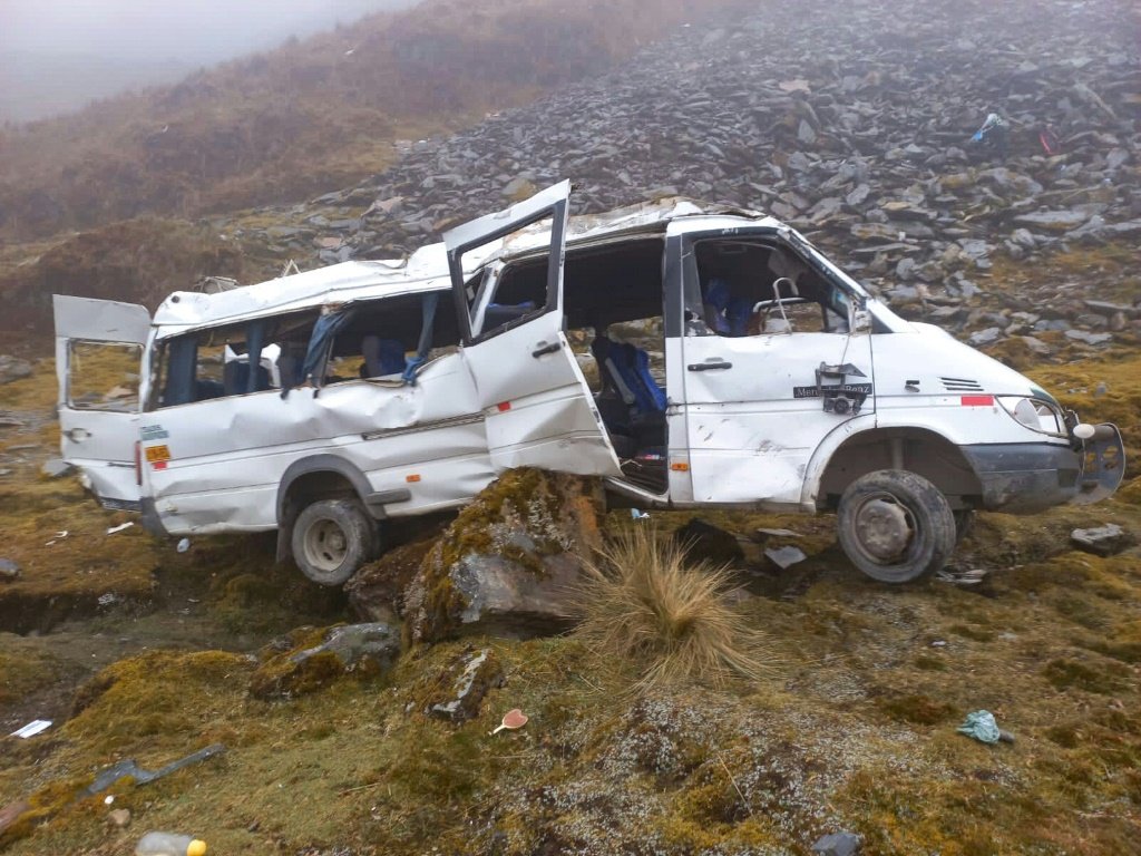 Veículo dos turistas falecidos ao cair de uma rodovia no Peru