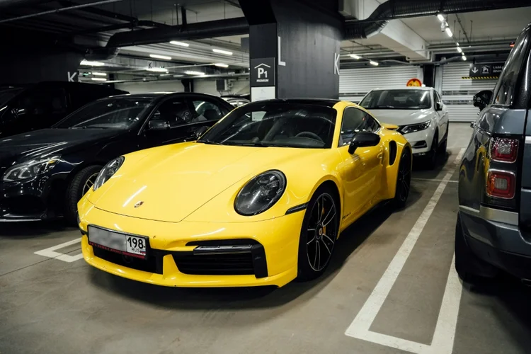 Carros de luxo com placas russas estão enchendo a garagem do aeroporto de Helsinque (AFP/AFP)