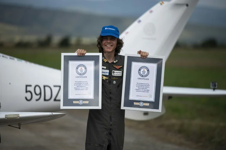 Mack Rutherford na pista de pouso perto de Radomir nesta quarta, com seu certificado Guinness (AFP/AFP)
