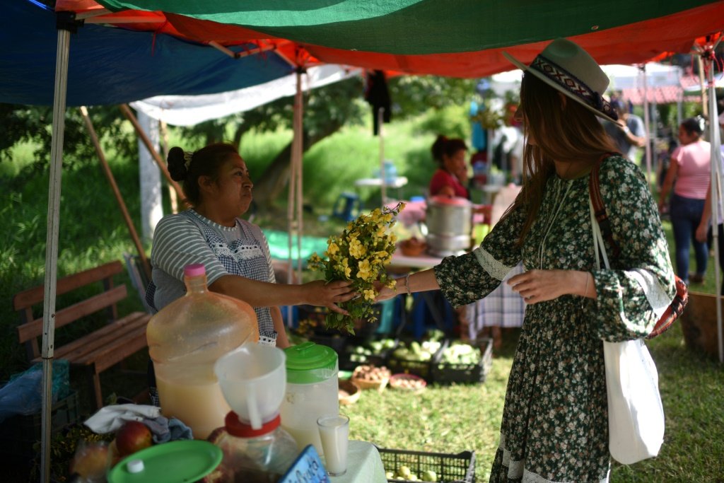 Turista russa Ania Bitiutskaia faz compras de produtos orgânicos