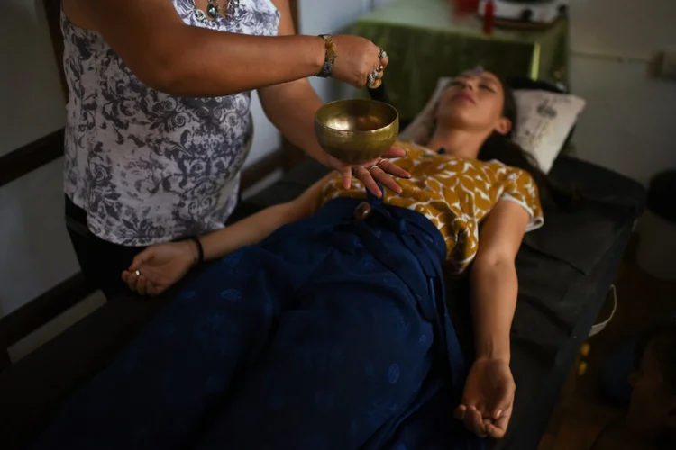 Turista recebe uma terapia de cura em Tepoztlán (AFP/AFP)