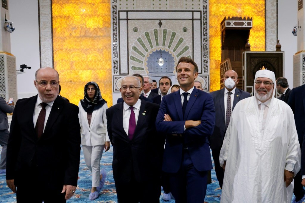 O presidente francês Emmanuel Macron (terceiro da esquerda), juntamente com dignitários políticos e religiosos argelinos, visitando a Grande Mesquita de Argel, em 26 de agosto de 2022 (VALÉRIE LEROUX COM FRANÇOISE KADRI/AFP)