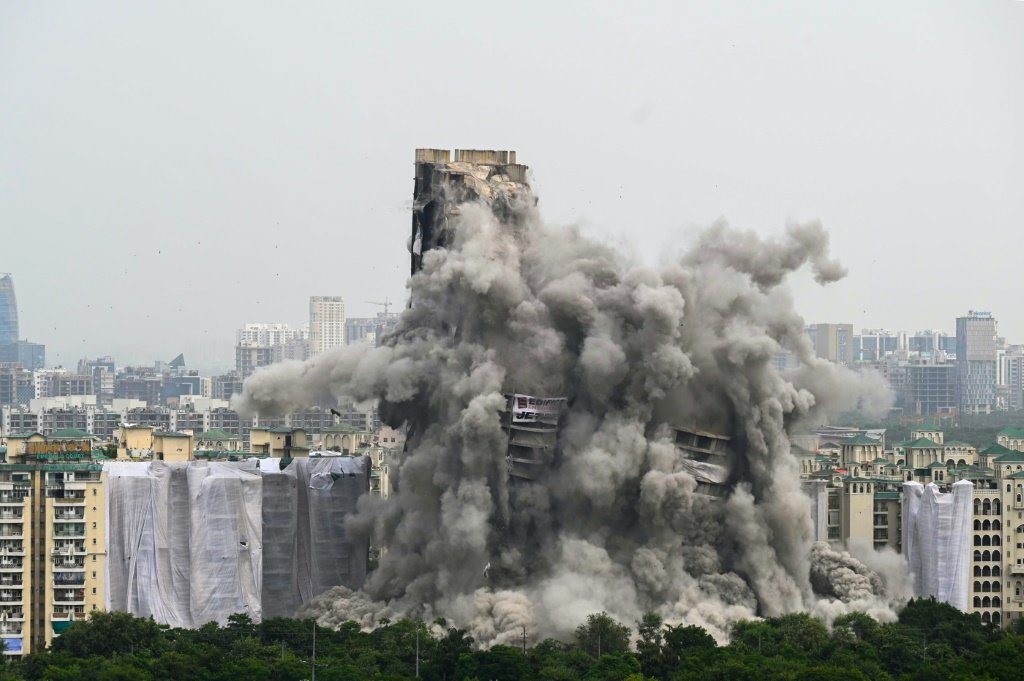 Duas torres construídas ilegalmente foram destruídas na região de Nova Délhi (AFP/AFP)