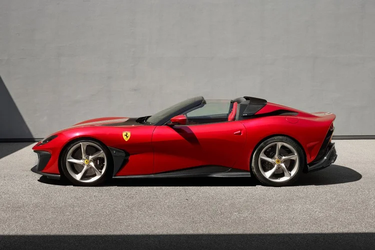 SP51 não teve teto para garantir estilo de roadster (Ferrari/Divulgação)