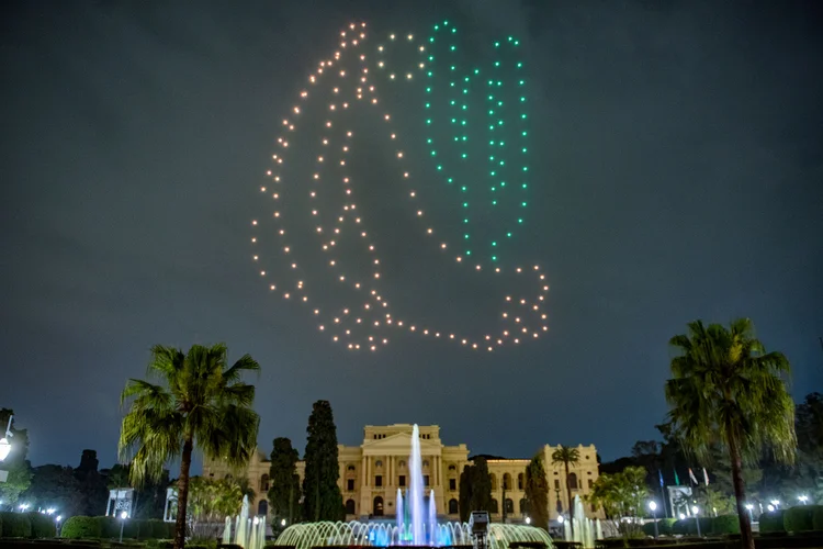 Balé de 200 drones apresentou o Abaporu, obra de Tarsila do Amaral (Bússola Cultural/Reprodução)