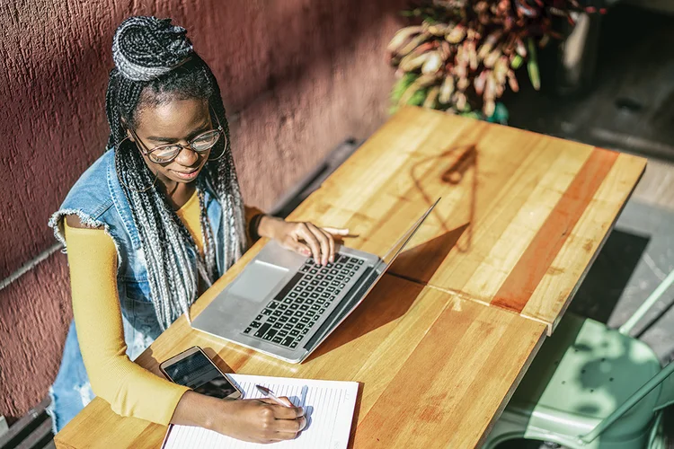 Segundo uma pesquisa da Gallup, funcionários que acreditam que suas empresas se importam com seu bem-estar têm três vezes mais chance de se engajar no trabalho. (FG Trade/Getty Images)