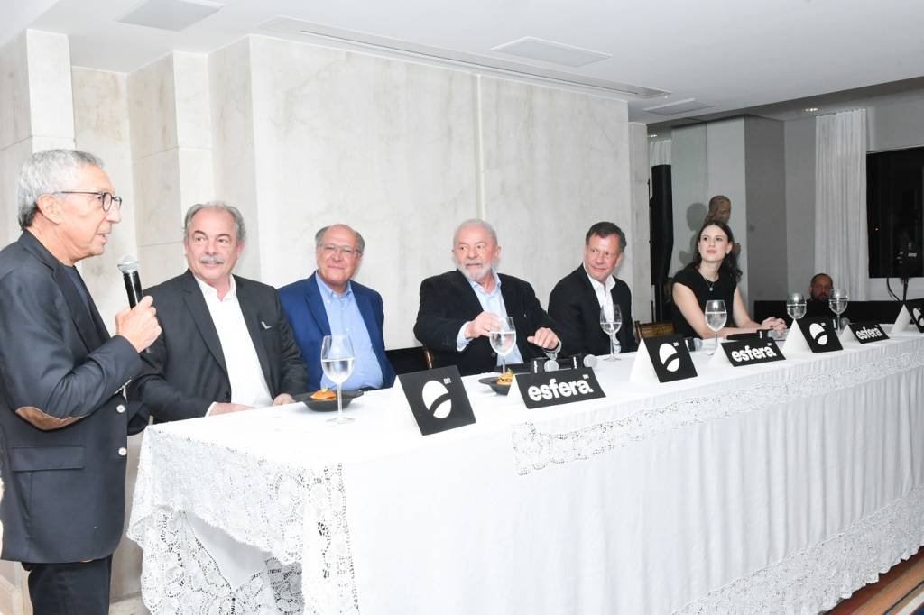 Abílio Diniz, Aloisio Mercadante, Geraldo Alckimin, Lula, João Camargo, e Camila Camargo no encontro da Esfera Brasil (Iara Morselli/Esfera/Divulgação)