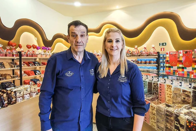 Aureo e Andreia Romanzini, da DeCacau Chocolates: modelo de franquias está sendo considerado pelo sócios para acelerar a presença física da DeCacau, que espera receita de 80 milhões de reais em 2023 (Isadora Jacoby/Divulgação)