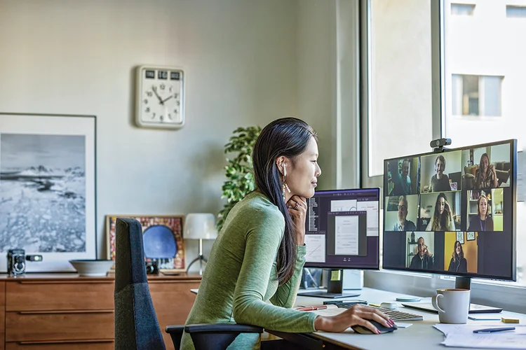 Colaboradora em trabalho remoto: não existe um único modelo para todas as corporações (Abel Mitjà Varela/Getty Images)