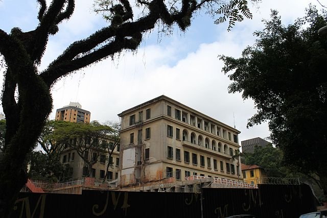 Obra de complexo cria teatro subterrâneo em antigo hospital de SP