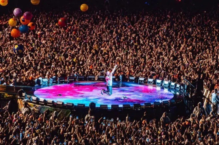 Em show, vocalista fez um playback em linguagem de sinais, emocionando seus fãs (Coldplay/Reprodução)