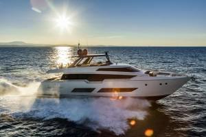 A Ferretti 850 tem 26 metros de comprimento de puro luxo italiano. Se comparado com uma mansão, equivale a uma área de mais de 250 m2, três andares, quatro suítes, sala de jantar com cerca de 10 m2, grandioso terraço e espaços ao ar livre