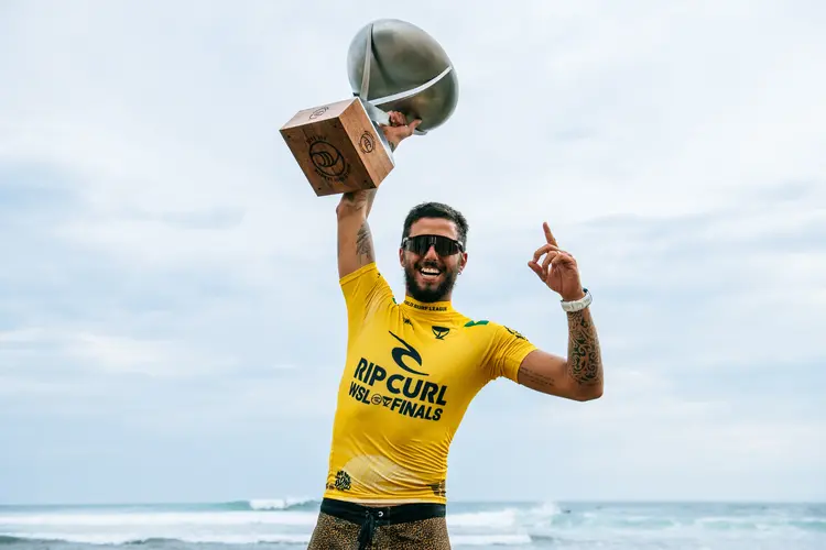 Filipe Toledo: após garantir hexa no surfe, surfista torce pelo 6º título no futebol e aponta rival para 2023 (Thiago Diz/World Surf League/Reprodução)