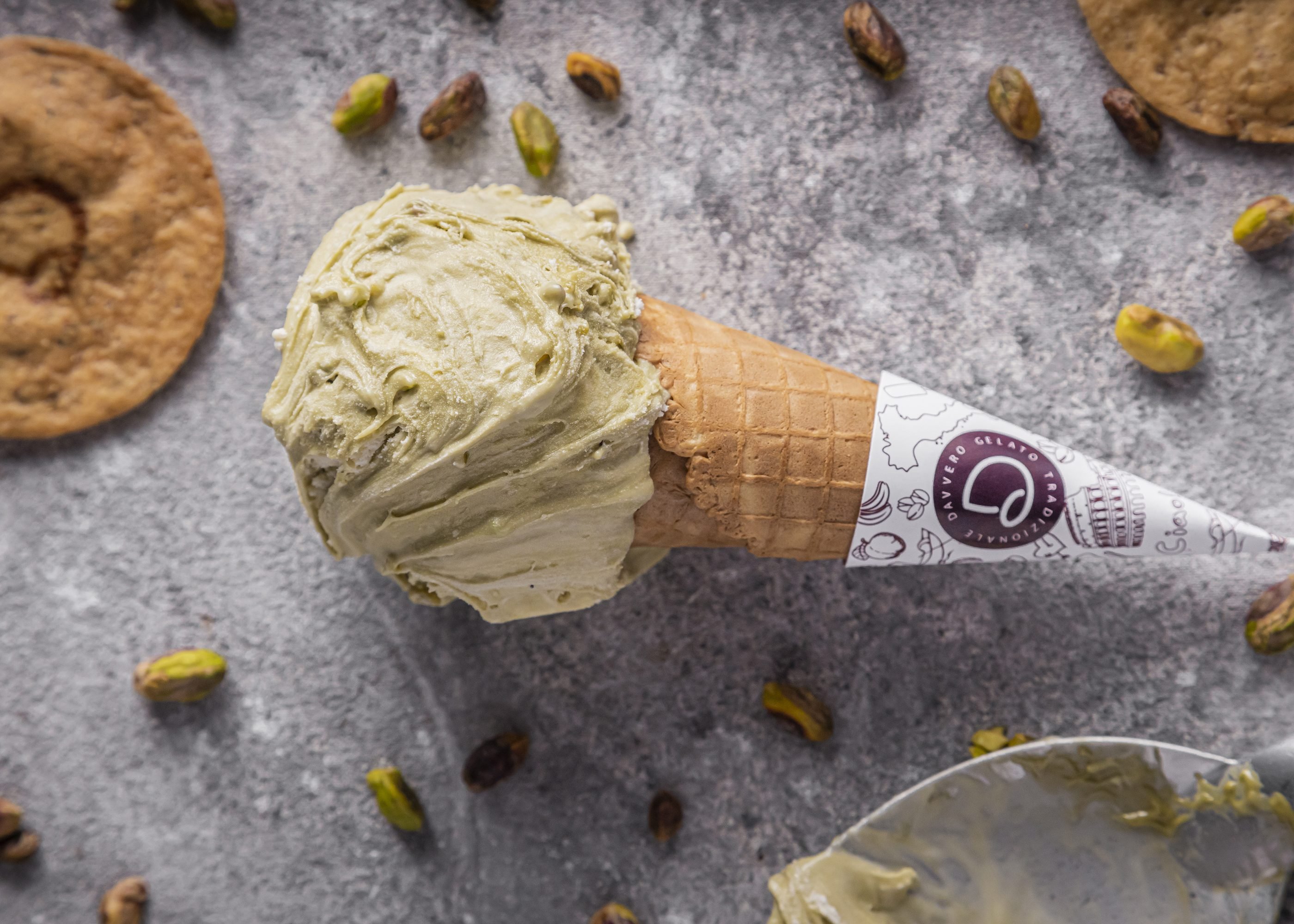 Gelato de creme com pistache crocante
