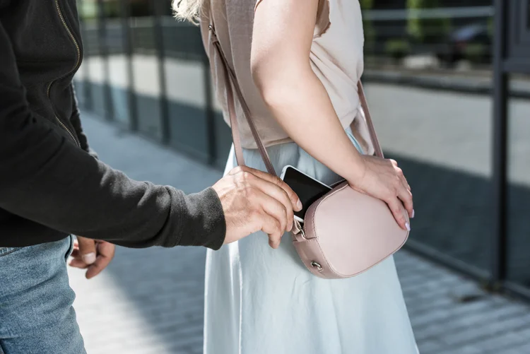 Roubo de celulares aumentou em 150% nos quatro primeiros meses de 2022, ante o mesmo período do ano passado (Getty Images/Reprodução)