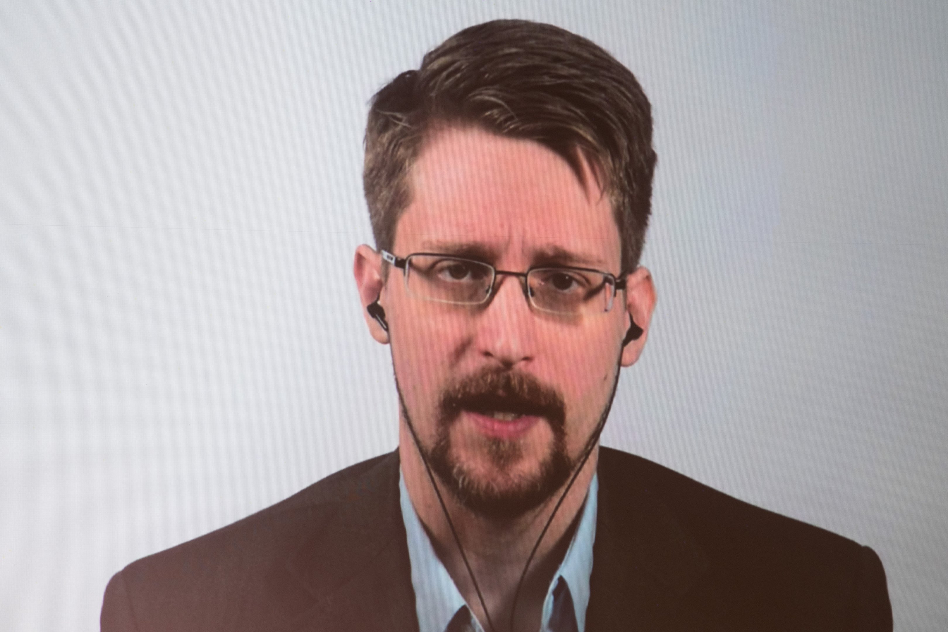 Edward Snowden diz que grandes empresas querem "domesticar" bitcoin