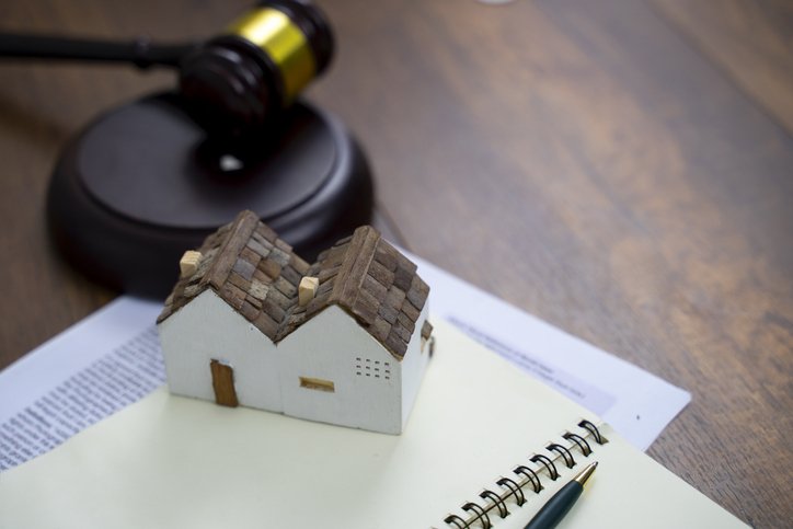 Gavel With Small House Model (Seksan Mongkhonkhamsao/Getty Images)