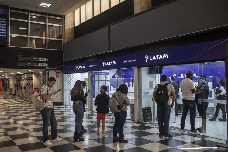 Travelers wait in line to check-in at the Latam Airlines Group SA terminal at Congonhas Airport (CGH) in Sao Paulo, Brazil, on Monday, Aug. 9, 2021. Latam Airlines is expected to release earnings figures after-market on August 9. Photographer: Victor Moriyama/Bloomberg via Getty Images (Victor Moriyama/Getty Images)