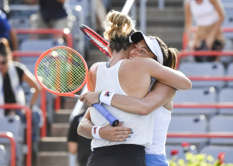 A dupla venceu as indianas Rutuja Bhosale e Karman Thandi por dois sets a zero (Minas Panagiotakis/Getty Images)