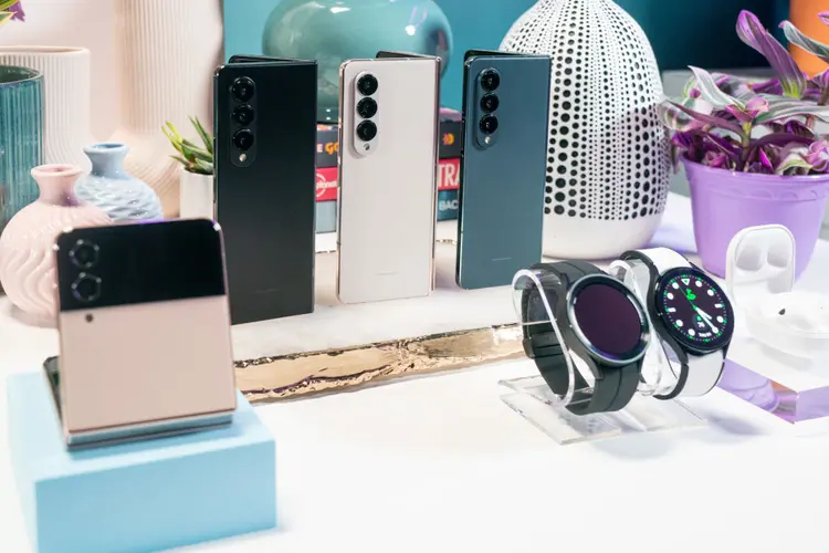 Aparelhos da Samsung: (da esquerda para direita) Galaxy Z Flip 4, Galaxy Z Fold 4, Galaxy Watch 5 Pro, Galaxy Watch 5 Golf edition, e Galaxy Buds 2 Pro (Pinyodoonyachet/Bloomberg/Getty Images)