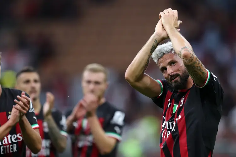 STADIO GIUSEPPE MEAZZA, MILANO, ITALY - 2022/08/13: Olivier Giroud of Ac Milan  greets the fans at the end of the Serie A match  between Ac Milan and Udinese Calcio. Ac Milan wins 4-2 over Udinese Calcio. (Photo by Marco Canoniero/LightRocket via Getty Images) (Marco Canoniero/Getty Images)