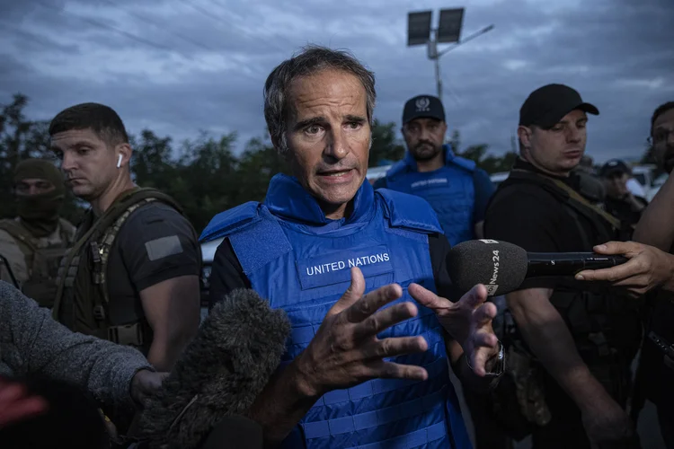 Rafael Grossi, da AIEA, fala com a imprensa na usina nuclear ucraniana em Zaporizhzhia em 1º de setembro de 2022 (Anadolu Agency/Getty Images)