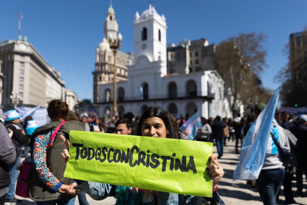 Atentado pode ajudar popularidade de Cristina Kirchner? O que acontece na Argentina após o ataque