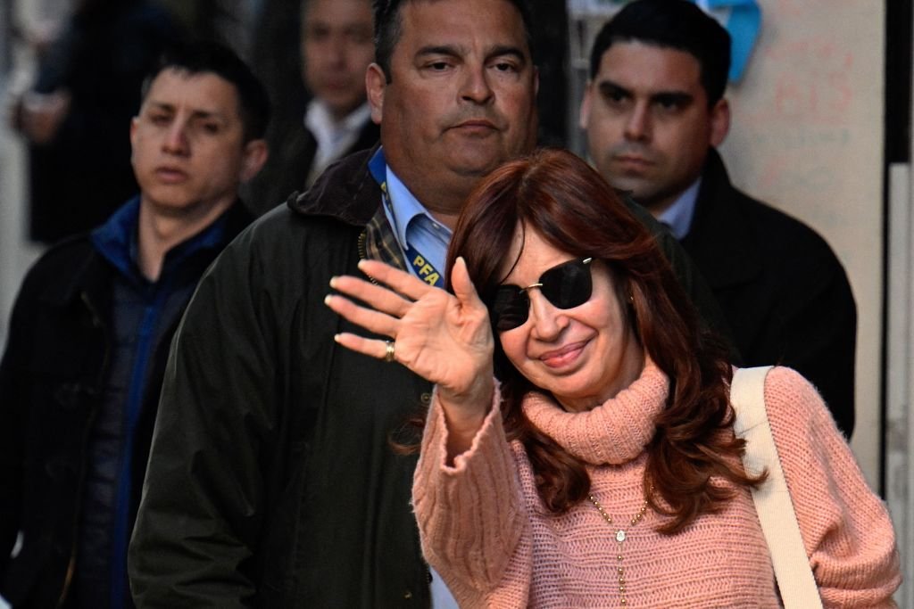 Protegida por seus privilégios como vice-presidente e presidente do Senado, Kirchner não pode ser presa até o anúncio de uma decisão final do Supremo Tribunal de Justiça (LUIS ROBAYO/AFP/Getty Images)