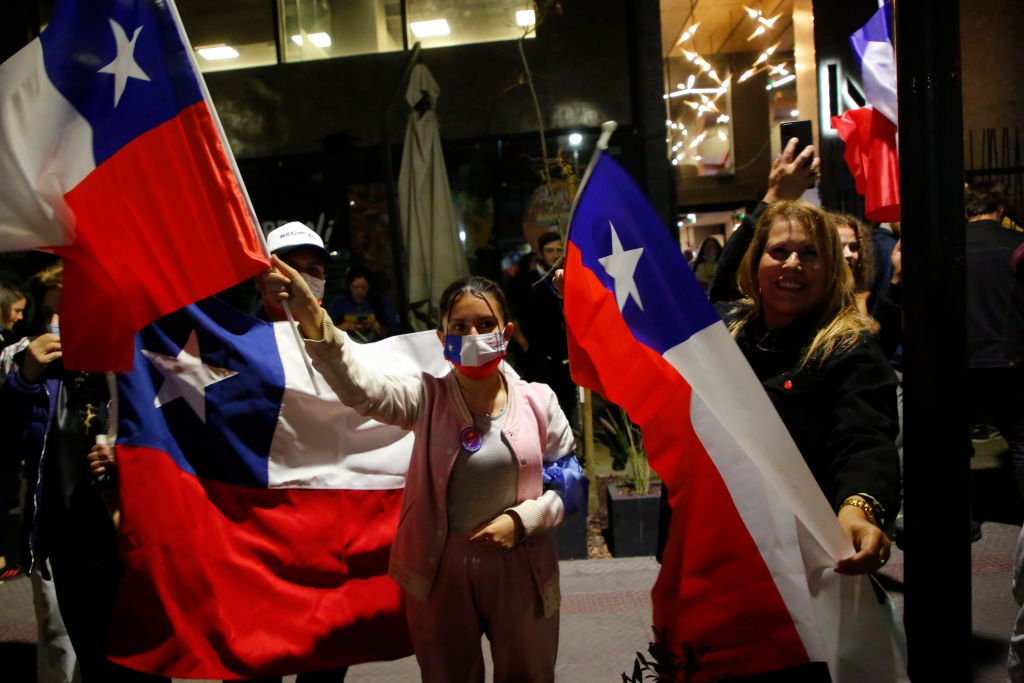 Manifestante contrária ao texto da nova Constituição chilena: "rejeito" ganhou com 62% dos votos (Marcelo Hernandez/Getty Images)