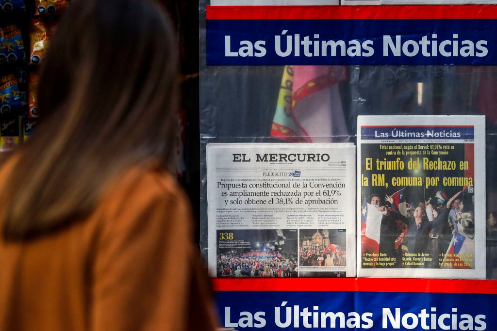 Banca de jornal nesta segunda-feira, 6: vitória do "rechazo" faz carta vigente no Chile seguir sendo a da ditadura Pinochet, até que novas mudanças sejam feitas (JAVIER TORRES/AFP/Getty Images)