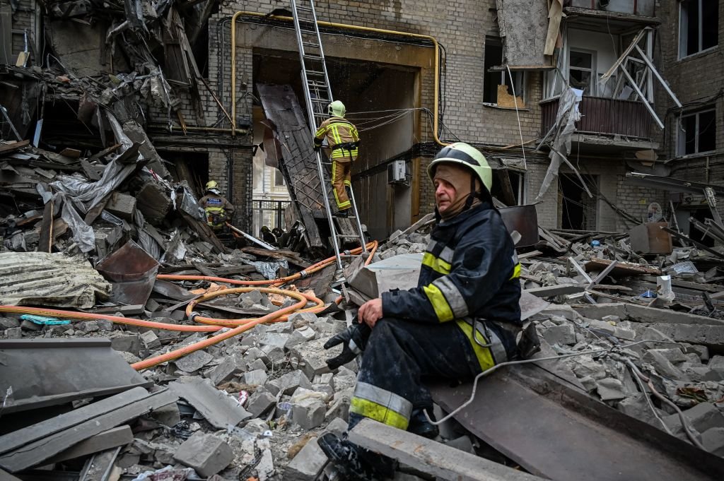Kharkiv, após bombardeio russo em área residencial: embates continuam nos arredores da segunda maior cidade da Ucrânia, mas retomada de territórios pelo exército ucraniano é celebrada no Ocidente (SERGEY BOBOK/AFP/Getty Images)