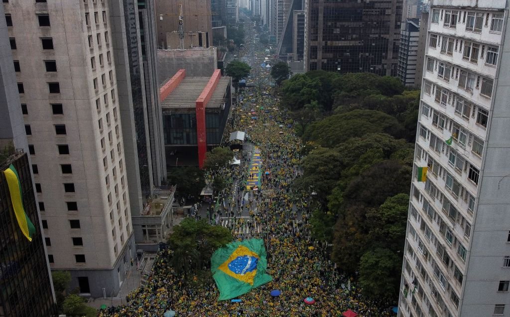 Apoiadores de Bolsonaro ocupam Avenida Paulista