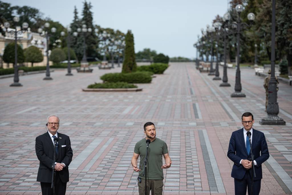 Zelensky visita cidade reconquistada e promete 'vitória' da Ucrânia