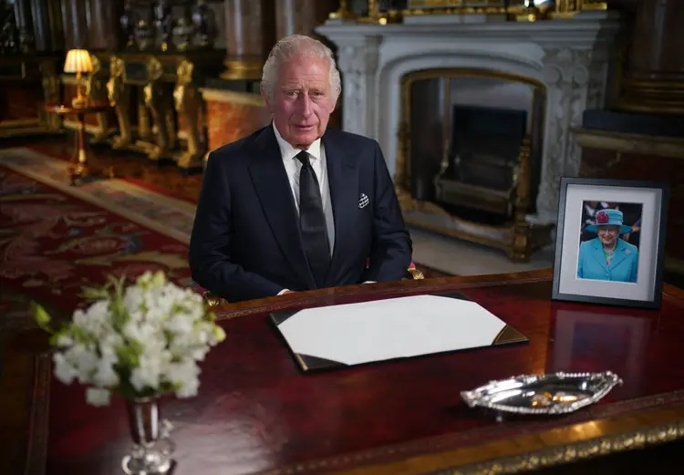 Charles nesta sexta-feira, 9, durante primeiro discurso como rei: boa parte da fala foi dedicada à rainha Elizabeth II (Yui Mok - WPA Pool/Getty Images)