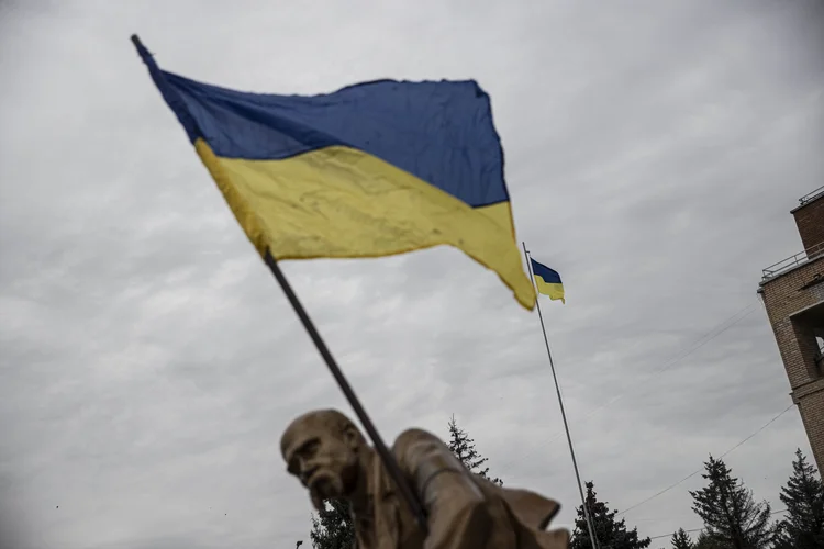 Bandeira da Ucrânia: 88% das vítimas executadas pela invasão russa eram homens (Anadolu Agency/Getty Images)