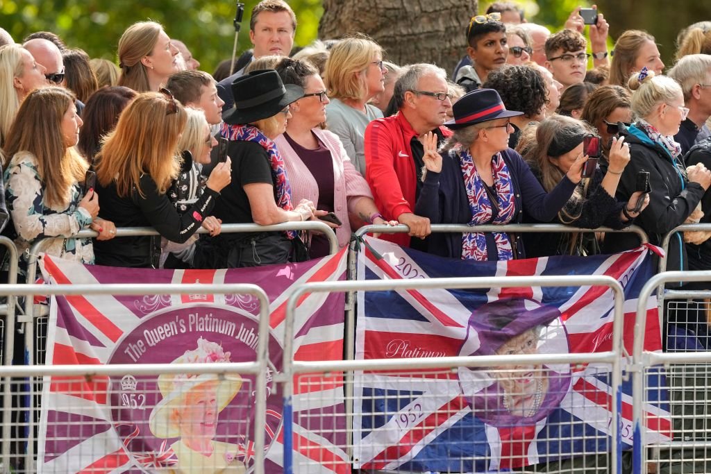 'Quero fazer parte da história': britânicos madrugam para se despedir de Elizabeth II