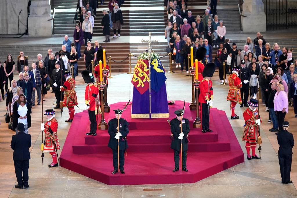 Segundo a agência Reuters, 750 mil pessoas devem esperar até 30 horas para chegar próximo ao corpo da ex-chefe da monarquia britânica (Yui Mok/Getty Images)