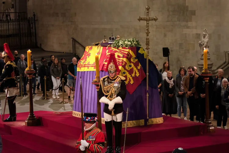 De acordo com os cálculos do governo, os cidadãos devem enfrentar uma fila de 13 horas para chegar ao Westminster Hall (Ximena Borrazas/SOPA Images/LightRocket/Getty Images)