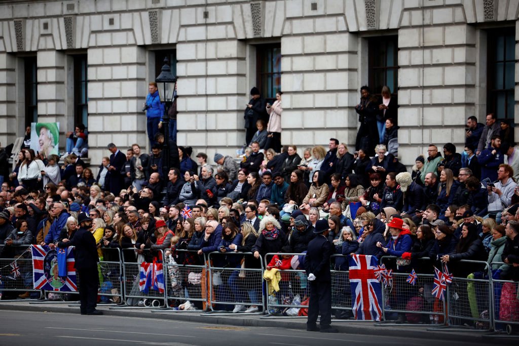 Multidão nas ruas de Londres nesta segunda-feira, 19: no aguardo da procissão que transportou o caixão da rainha (Sarah Meyssonnier - WPA Pool/Getty Images)