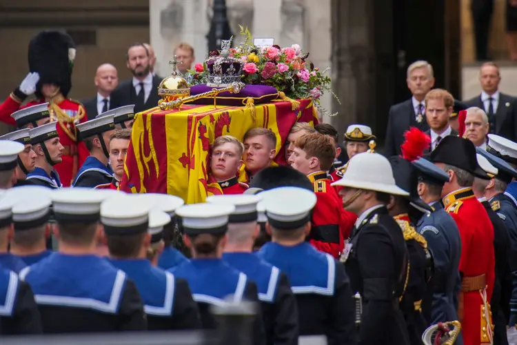 LONDON, ENGLAND - SEPTEMBER 19: The coffin of Queen Elizabeth II is placed on a gun carriage during the State Funeral of Queen Elizabeth II at Westminster Abbey on September 19, 2022 in London, England.  Elizabeth Alexandra Mary Windsor was born in Bruton Street, Mayfair, London on 21 April 1926. She married Prince Philip in 1947 and ascended the throne of the United Kingdom and Commonwealth on 6 February 1952 after the death of her Father, King George VI. Queen Elizabeth II died at Balmoral Castle in Scotland on September 8, 2022, and is succeeded by her eldest son, King Charles III. (Photo by Emilio Morenatti - WPA Pool/Getty Images) (Emilio Morenatti - WPA Pool/Getty Images)