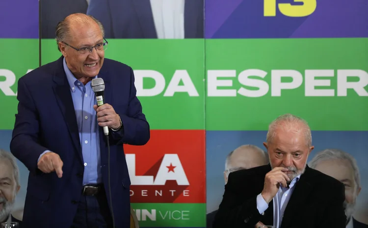 SAO PAULO, BRAZIL - SEPTEMBER 27: Current vice presidential candidate Geraldo Alckmin (L) and Brazil's former president and current presidential candidate Luiz Inacio Lula da Silva speak during a meeting with civil society personalities ahead of October 2 general elections at Hotel Gran Mercure on September 27, 2022 in Sao Paulo, Brazil. (Photo by Rodrigo Paiva/Getty Images) (Rodrigo Paiva/Getty Images)