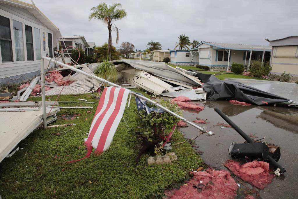 Furacão Ian: tempestade deixou uma ampla faixa de destruição na Flórida, inundando áreas em ambas as costas, arrancando casas de suas lajes, demolindo negócios à beira-mar e deixando mais de 2 milhões de pessoas sem energia (JOSEPH AGCAOILI/Getty Images)