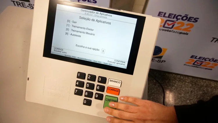 Urna eletrônica: terminal recebe votos dos eleitores, que ficam armazenados offline (Cris Faga/NurPhoto/Getty Images)