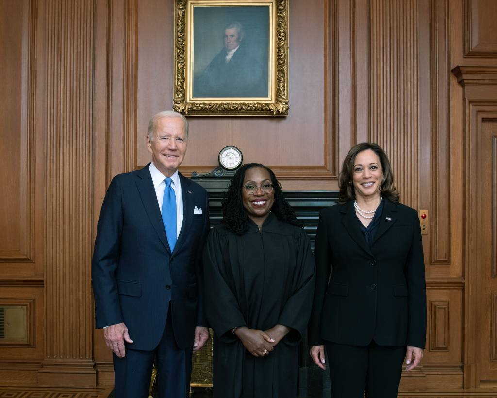 Ketanji Brown Jackson assume como a primeira mulher negra na Suprema Corte dos EUA