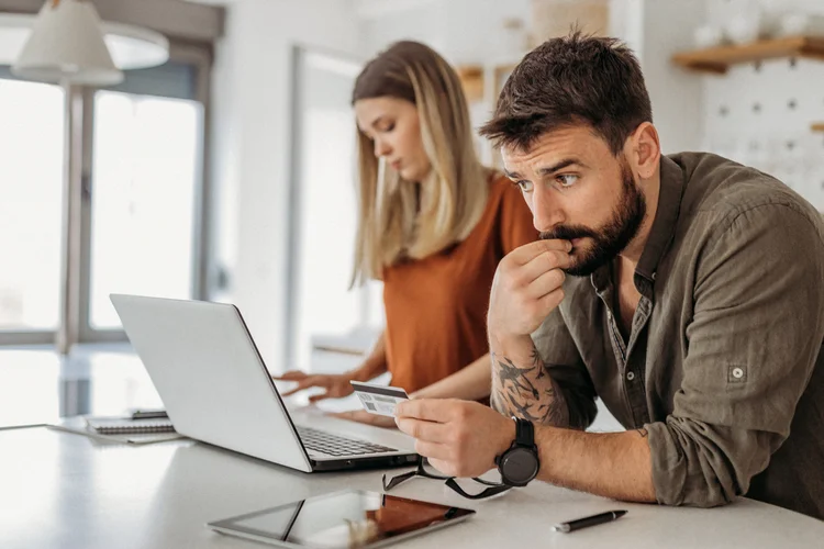 Casais: 38% dos pares entrevistados revelaram que não fazem nenhum controle financeiro conjunto (milan2099/Getty Images)