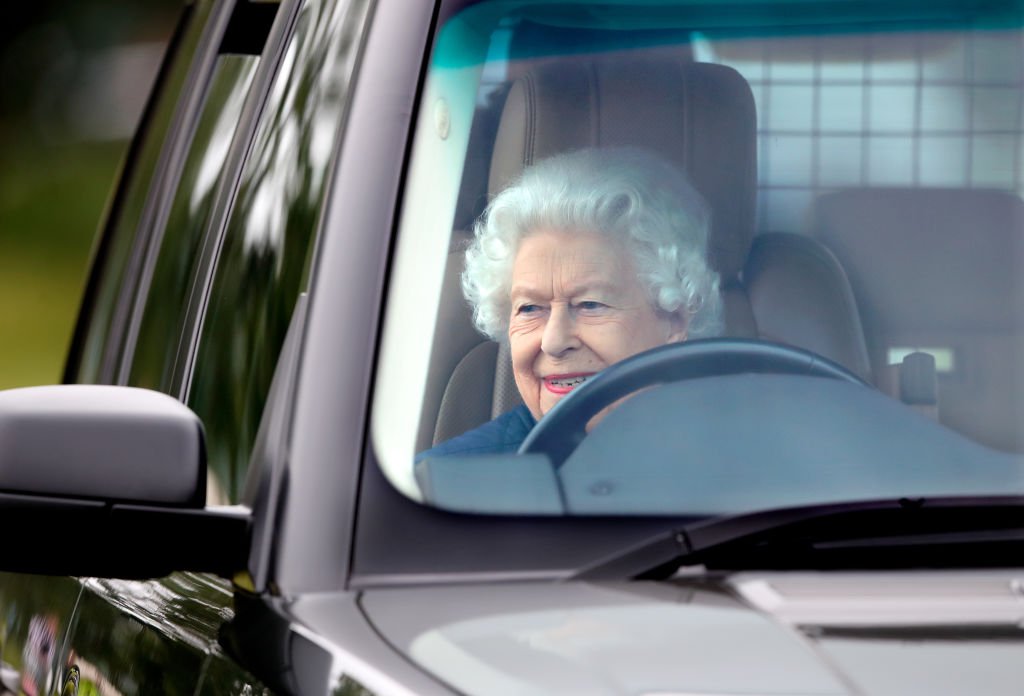 Rainha Elizabeth II dirigindo durante o Royal Windsor Horse Show, em 2021 (Max Mumby/Indigo/Getty Images)