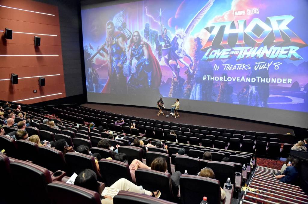 Com cinemas fechados, filmes estreiam direto em plataformas de vídeos nos  EUA; veja lista, Cinema